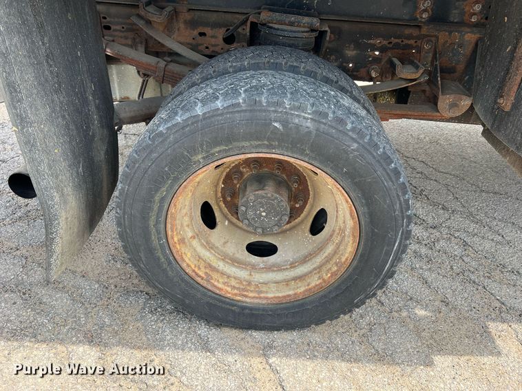 image for item II9181 2005 Ford F550 Super Duty XL  flatbed truck