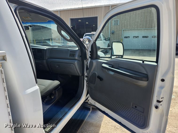 image for item JB9554 2003 Ford F350 Super Duty XL  utility bed pickup truck