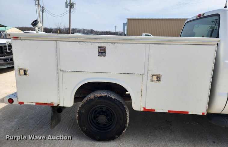 image for item JB9554 2003 Ford F350 Super Duty XL  utility bed pickup truck