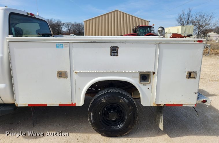 image for item JB9554 2003 Ford F350 Super Duty XL  utility bed pickup truck