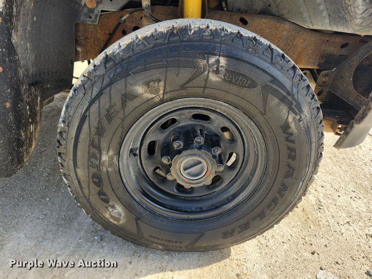 image for item JB9554 2003 Ford F350 Super Duty XL  utility bed pickup truck