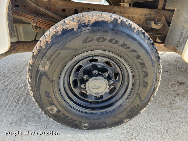 image for item JB9554 2003 Ford F350 Super Duty XL  utility bed pickup truck