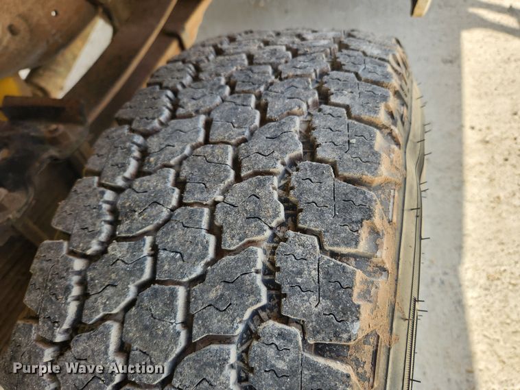 image for item JB9554 2003 Ford F350 Super Duty XL  utility bed pickup truck