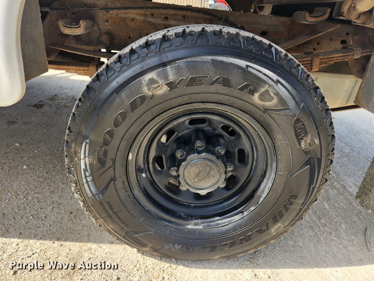 image for item JB9554 2003 Ford F350 Super Duty XL  utility bed pickup truck