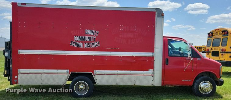 image for item JO9199 1998 GMC Savana 3500 Cargo  box truck