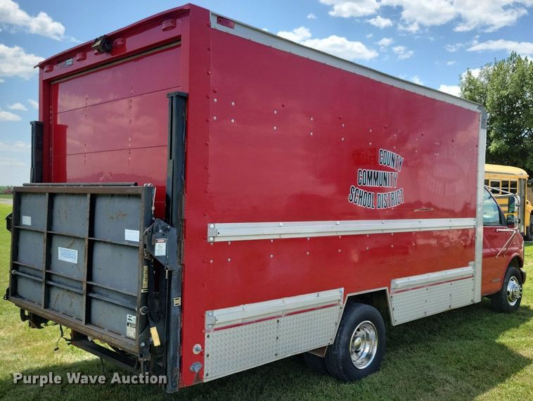 image for item JO9199 1998 GMC Savana 3500 Cargo  box truck