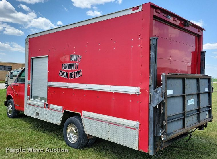 image for item JO9199 1998 GMC Savana 3500 Cargo  box truck