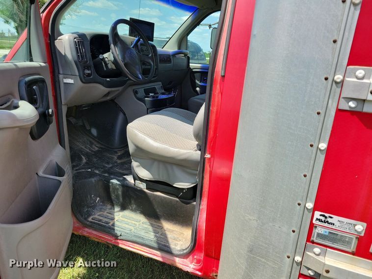 image for item JO9199 1998 GMC Savana 3500 Cargo  box truck