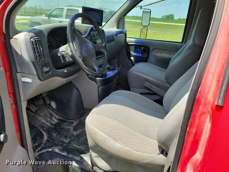 image for item JO9199 1998 GMC Savana 3500 Cargo  box truck