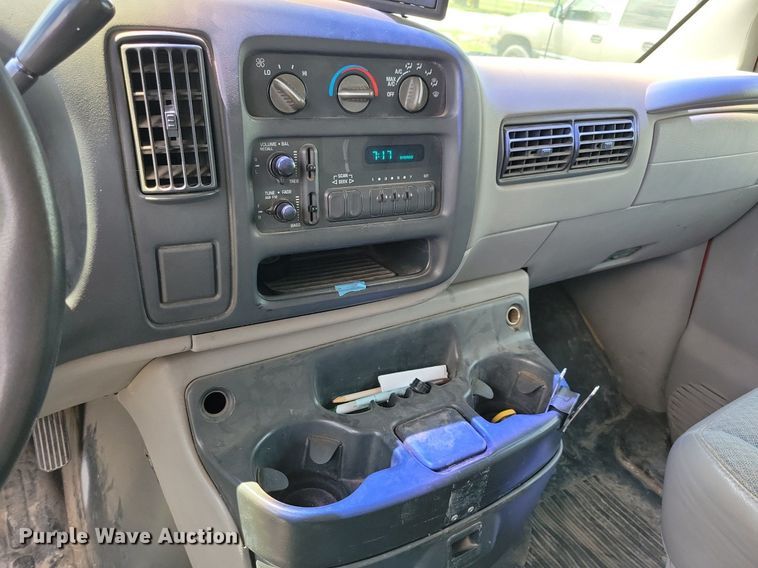 image for item JO9199 1998 GMC Savana 3500 Cargo  box truck