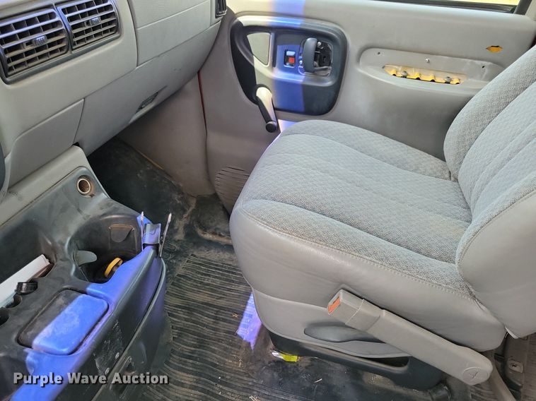 image for item JO9199 1998 GMC Savana 3500 Cargo  box truck