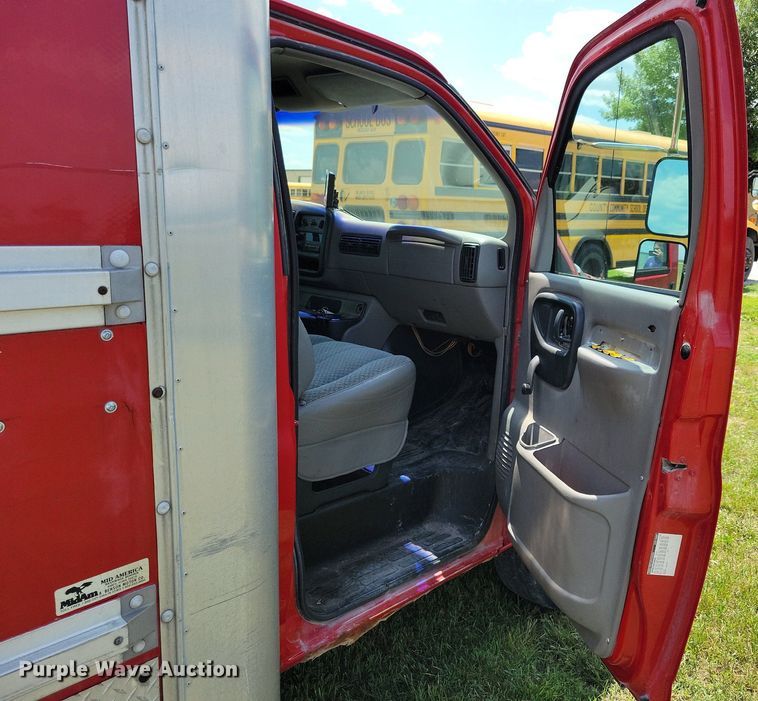 image for item JO9199 1998 GMC Savana 3500 Cargo  box truck