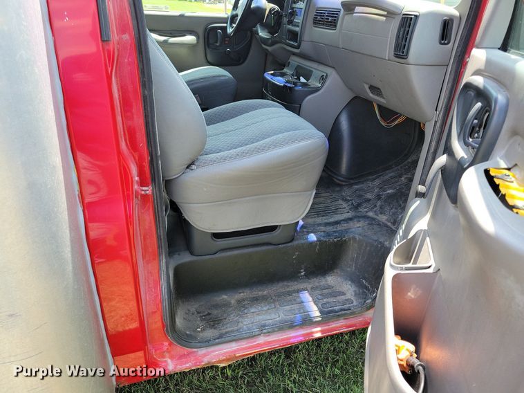 image for item JO9199 1998 GMC Savana 3500 Cargo  box truck