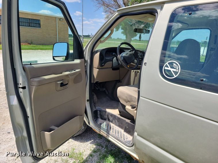 image for item JO9200 2005 Ford E150 XLT  van