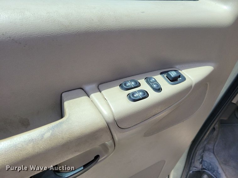 image for item JO9200 2005 Ford E150 XLT  van