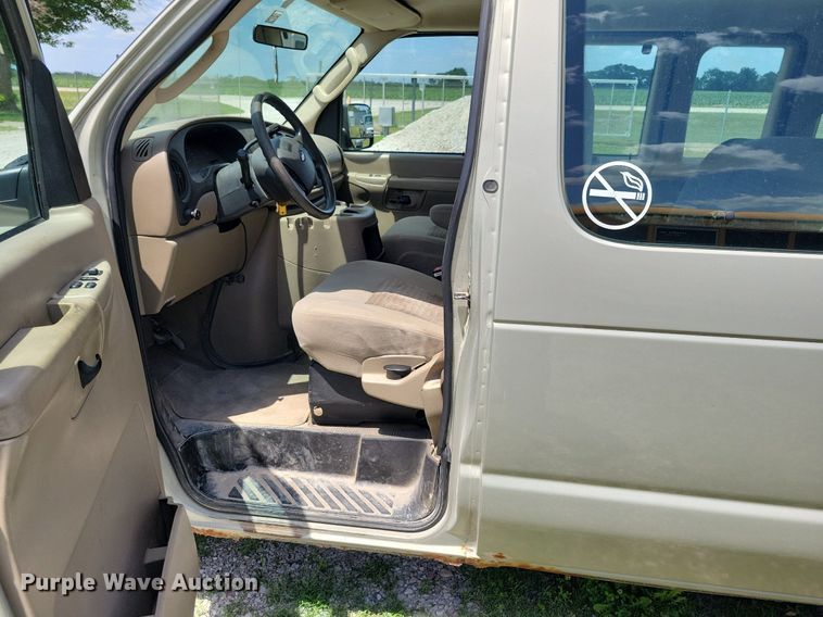image for item JO9200 2005 Ford E150 XLT  van