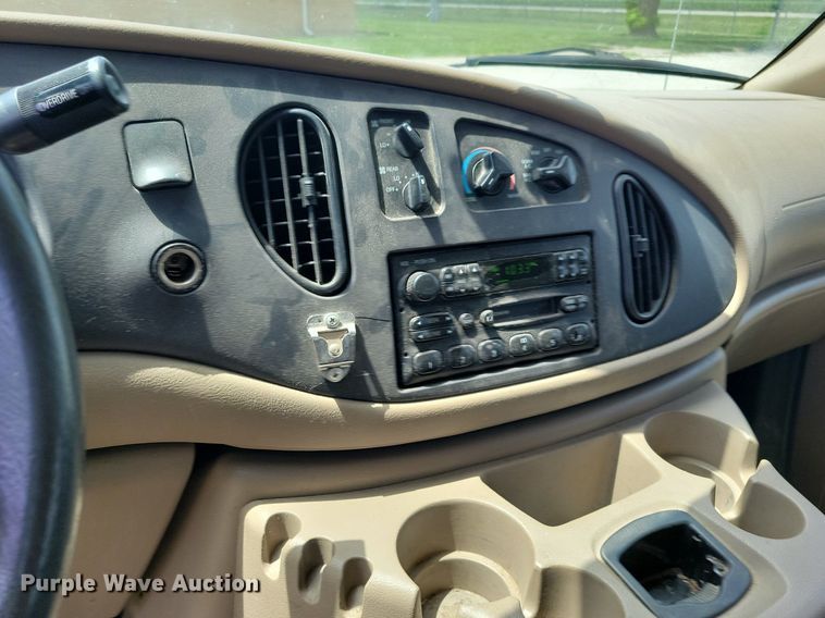 image for item JO9200 2005 Ford E150 XLT  van