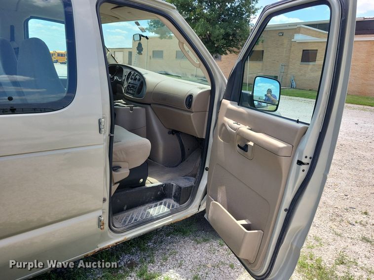 image for item JO9200 2005 Ford E150 XLT  van