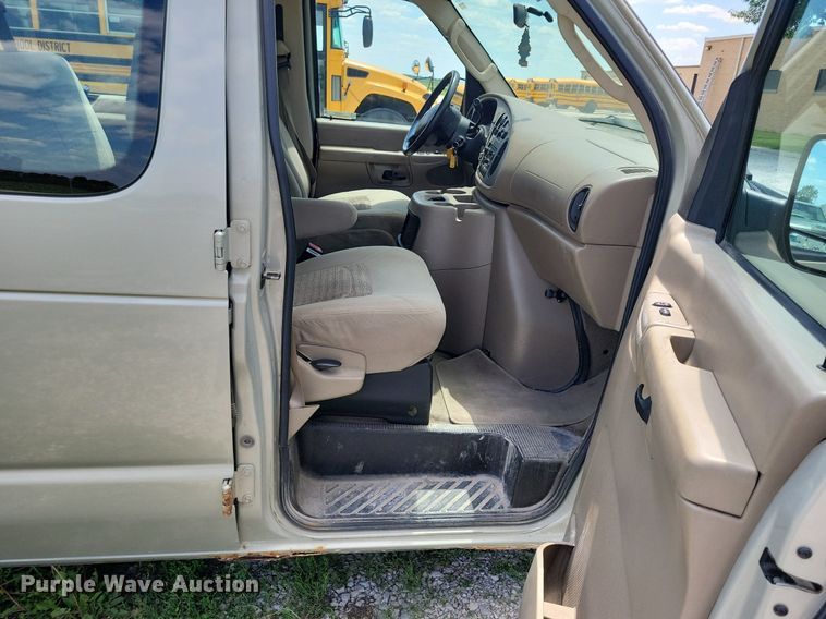 image for item JO9200 2005 Ford E150 XLT  van