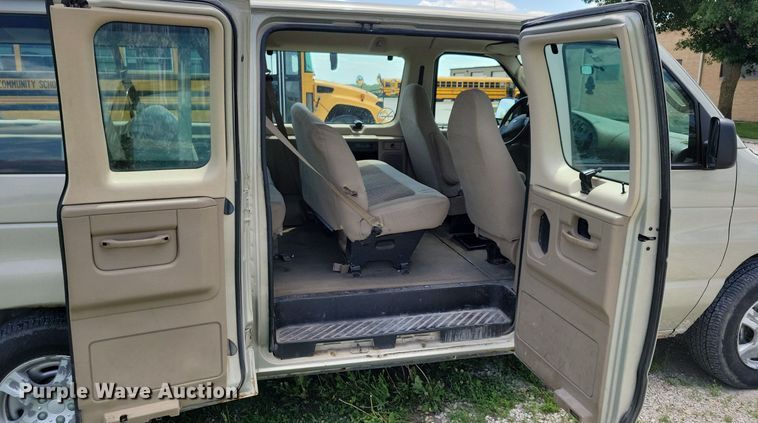 image for item JO9200 2005 Ford E150 XLT  van