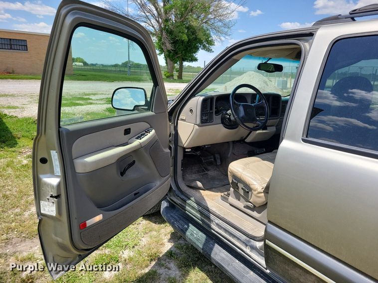 image for item JO9201 2000 Chevrolet Suburban 2500 LS  SUV