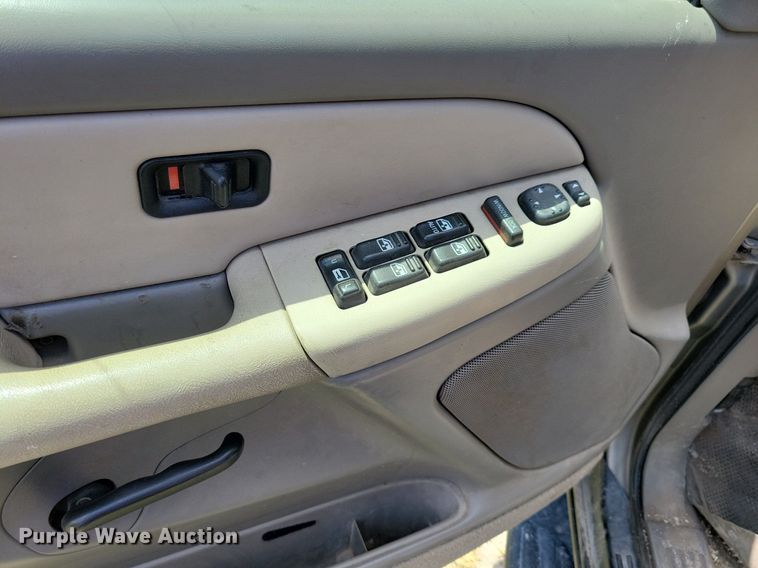 image for item JO9201 2000 Chevrolet Suburban 2500 LS  SUV