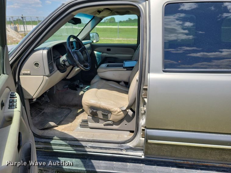image for item JO9201 2000 Chevrolet Suburban 2500 LS  SUV