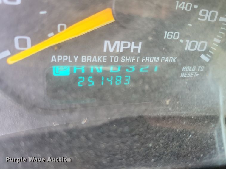 image for item JO9201 2000 Chevrolet Suburban 2500 LS  SUV