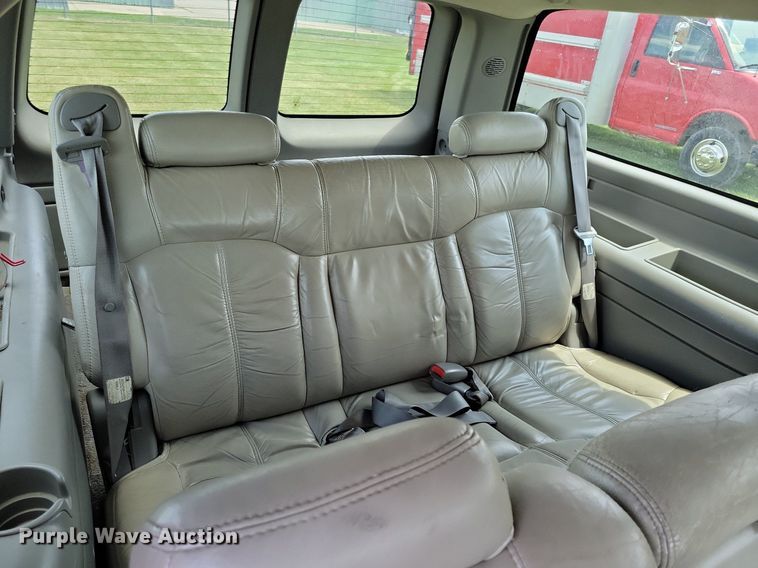 image for item JO9201 2000 Chevrolet Suburban 2500 LS  SUV