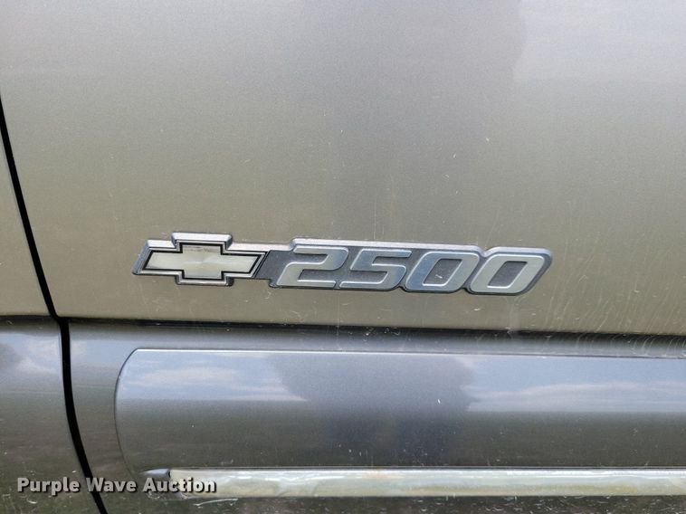 image for item JO9201 2000 Chevrolet Suburban 2500 LS  SUV