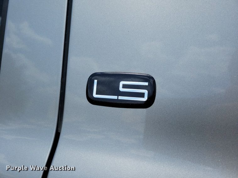 image for item JO9201 2000 Chevrolet Suburban 2500 LS  SUV