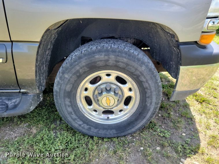 image for item JO9201 2000 Chevrolet Suburban 2500 LS  SUV