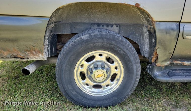 image for item JO9201 2000 Chevrolet Suburban 2500 LS  SUV