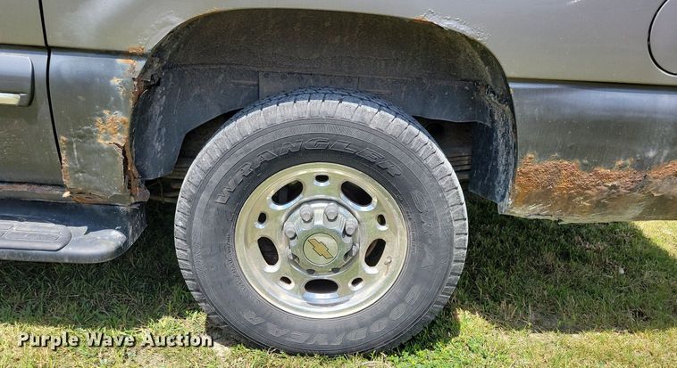 image for item JO9201 2000 Chevrolet Suburban 2500 LS  SUV