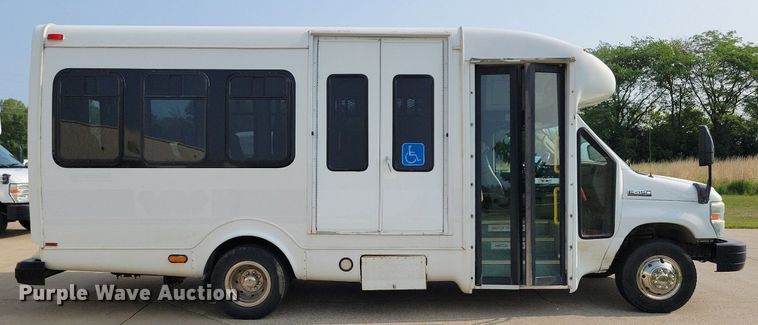 image for item JO9206 2010 Ford E450  shuttle bus