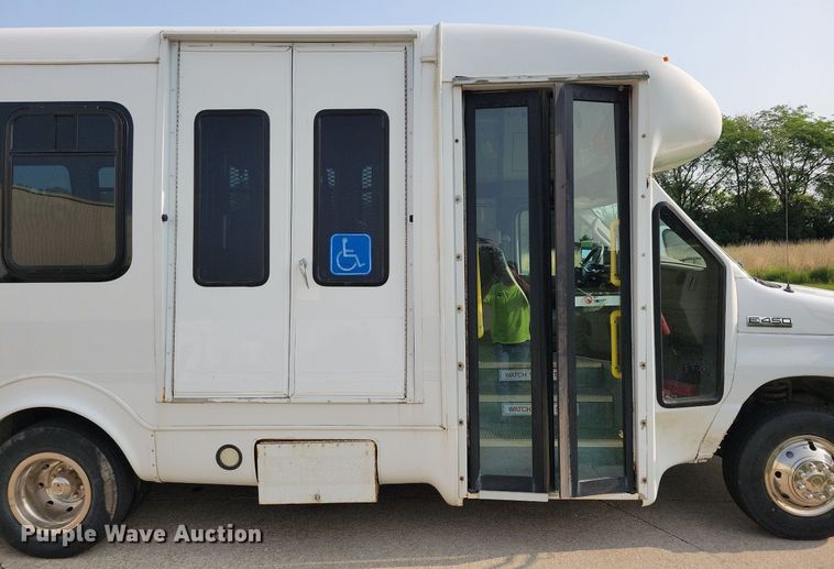 image for item JO9206 2010 Ford E450  shuttle bus