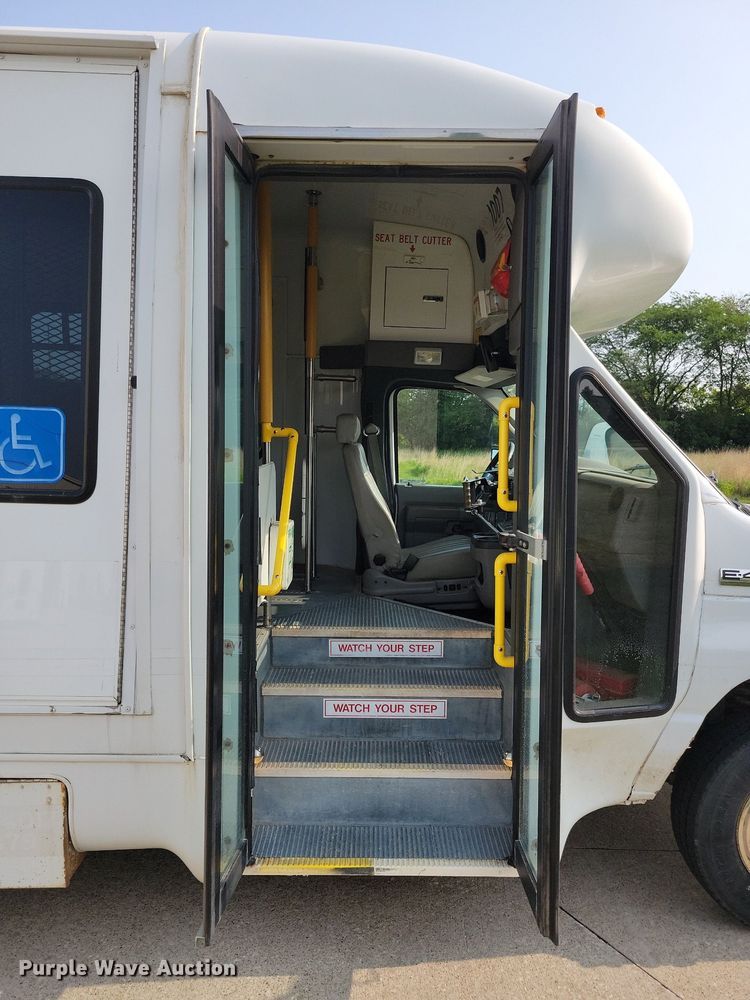 image for item JO9206 2010 Ford E450  shuttle bus