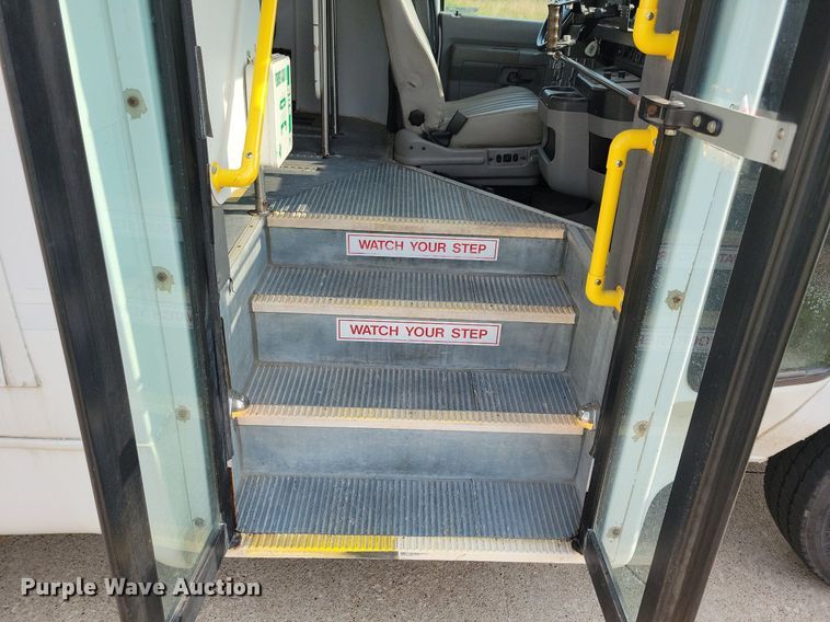 image for item JO9206 2010 Ford E450  shuttle bus