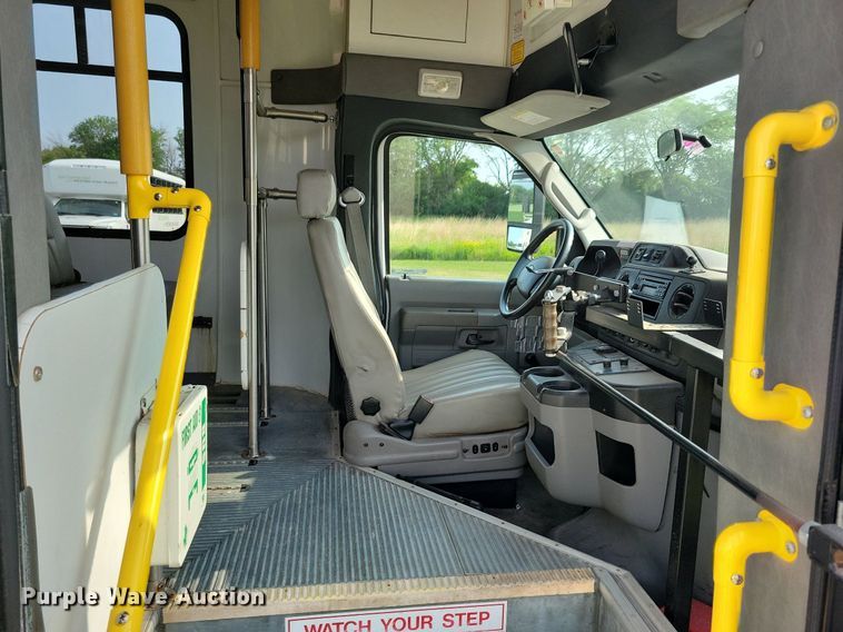 image for item JO9206 2010 Ford E450  shuttle bus