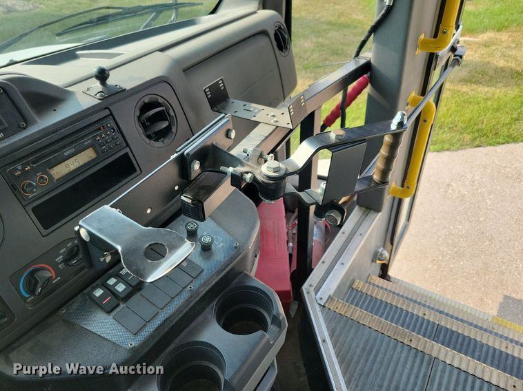 image for item JO9206 2010 Ford E450  shuttle bus