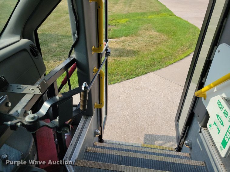 image for item JO9206 2010 Ford E450  shuttle bus