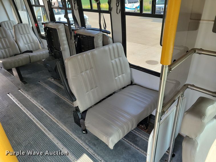 image for item JO9206 2010 Ford E450  shuttle bus