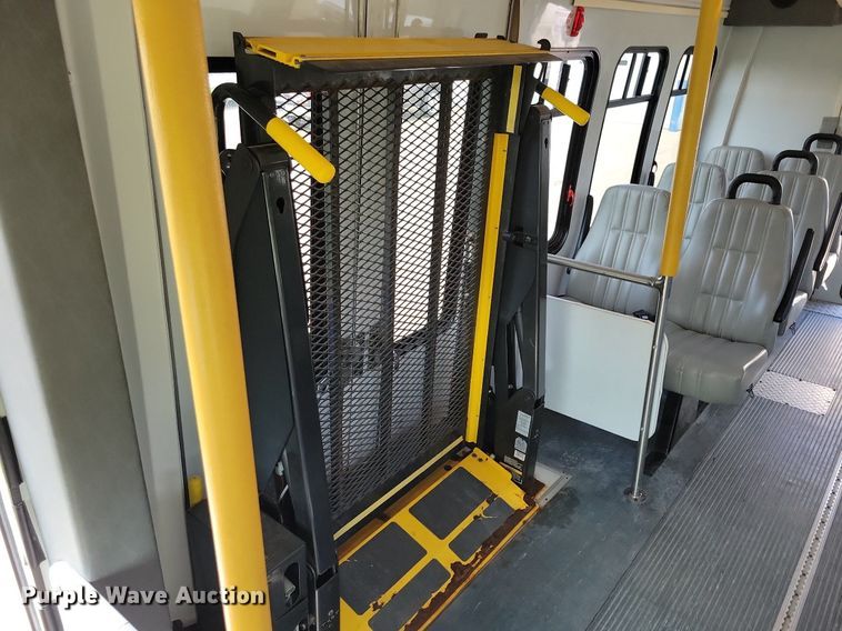 image for item JO9206 2010 Ford E450  shuttle bus