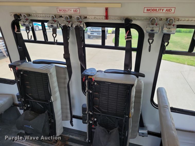 image for item JO9206 2010 Ford E450  shuttle bus