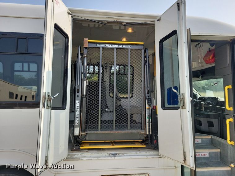 image for item JO9206 2010 Ford E450  shuttle bus