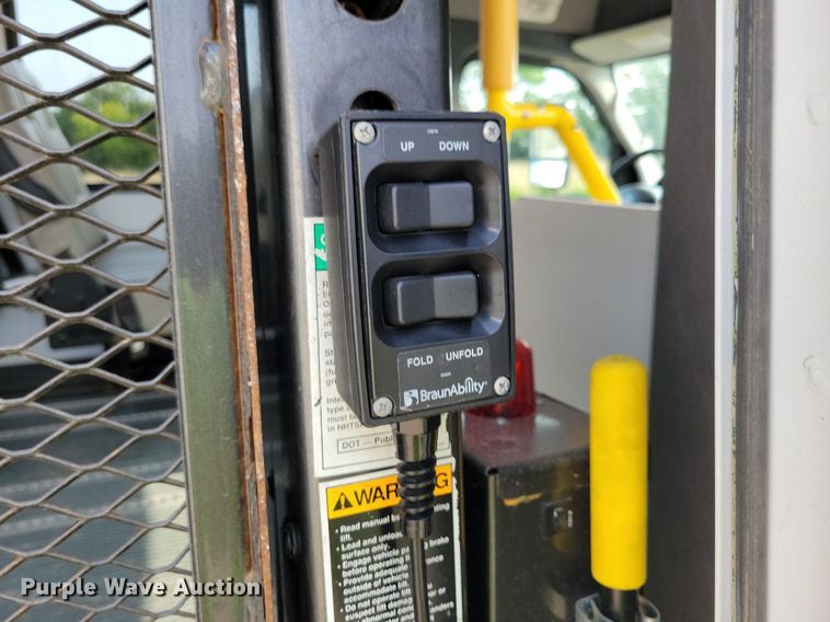 image for item JO9206 2010 Ford E450  shuttle bus