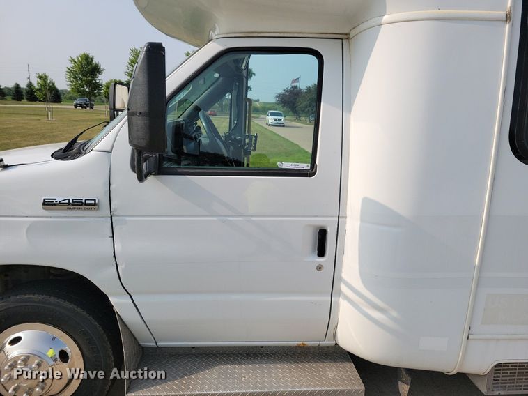 image for item JO9206 2010 Ford E450  shuttle bus
