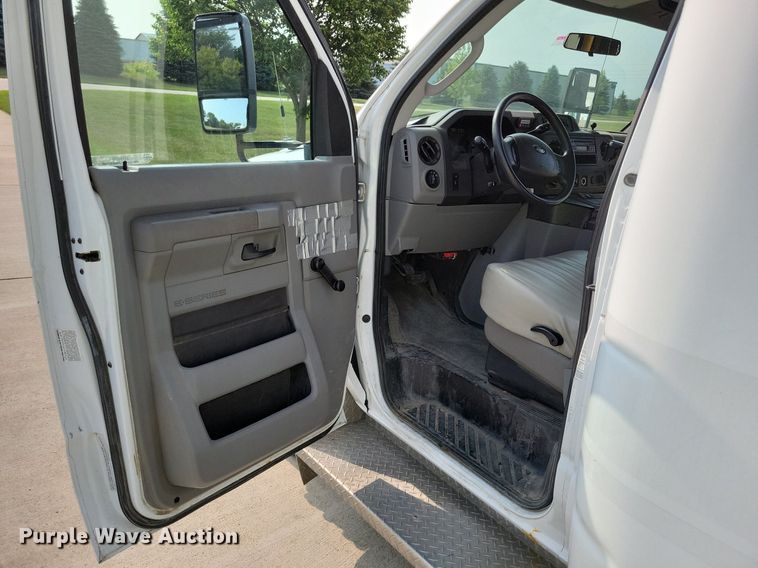 image for item JO9206 2010 Ford E450  shuttle bus