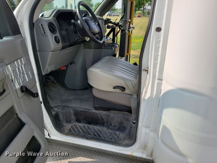 image for item JO9206 2010 Ford E450  shuttle bus