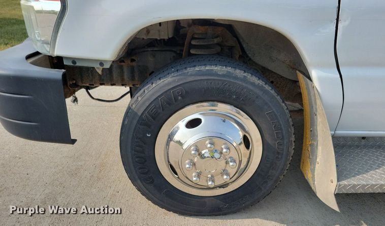 image for item JO9206 2010 Ford E450  shuttle bus